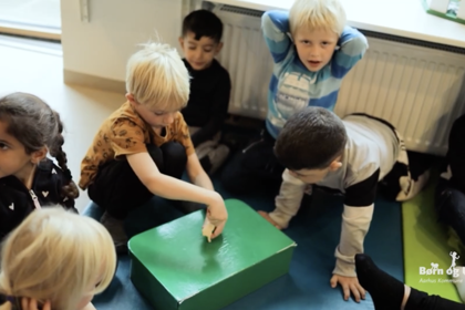 Børn, der leger indenfor